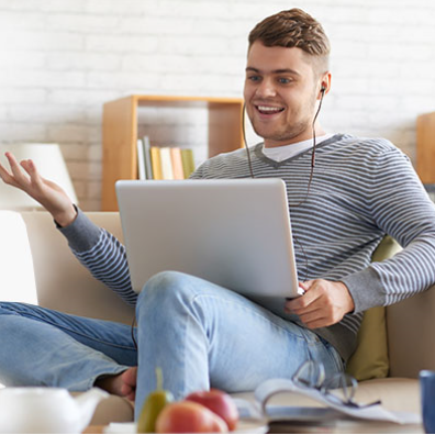 Student deltar i en Zoomföreläsning