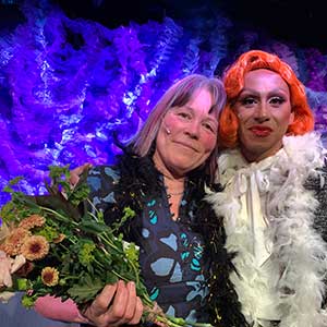 Professor Åsa Bergren blir intervjuad av drag queen Nutella, foto. 