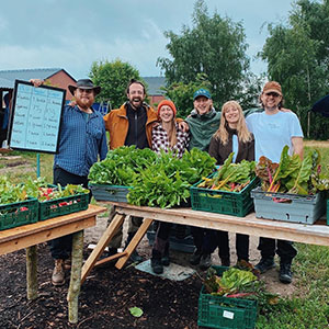 Grönsaksodlare bakom ett bord med grönsaker, foto.