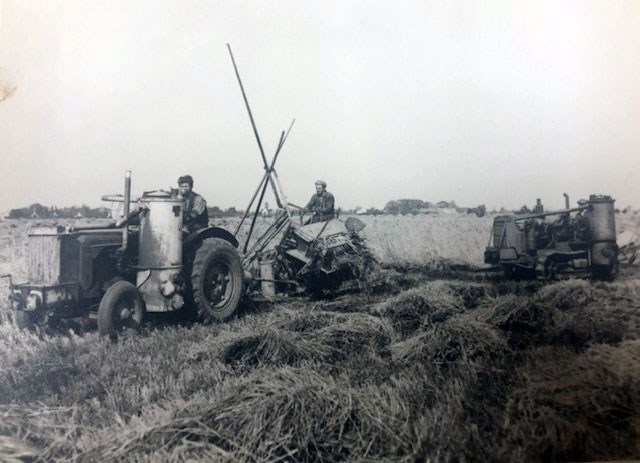 Tröskning med traktorer som drivs med gengas, foto.