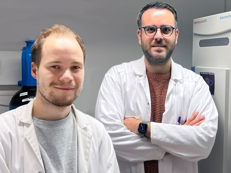Två forskare på ett laboratorium med vita rockar, foto.