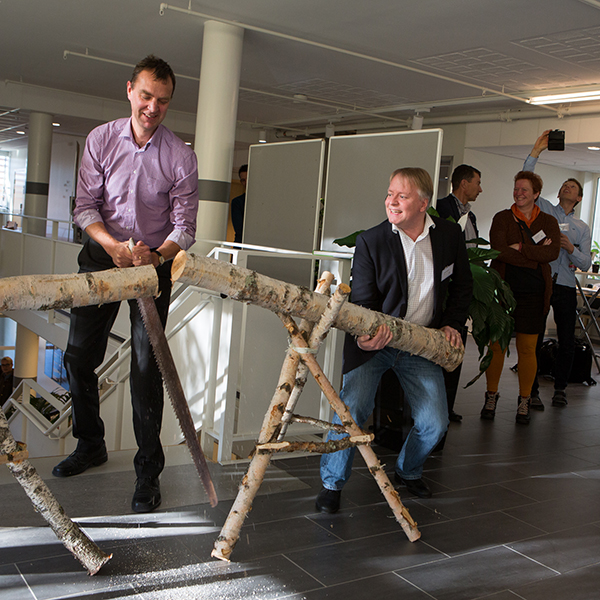 Erik Fahlbeck, vicerektor vid SLU, och Johan Fransson, prefekt vid institutionen för skoglig resurshushållning, SLU, vid invigningen av Skogsdatalabbet. Foto: Andreas Palmén