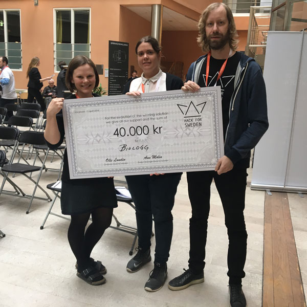 Lag Overstellar vann priset för bästa visualisering i Hack for Sweden 2018. Från vänster syns Sini Tinfors, Anna-Karin Bergkvist och Daniel Eriksson. Foto: Ann-Katrin Hallin, SLU.