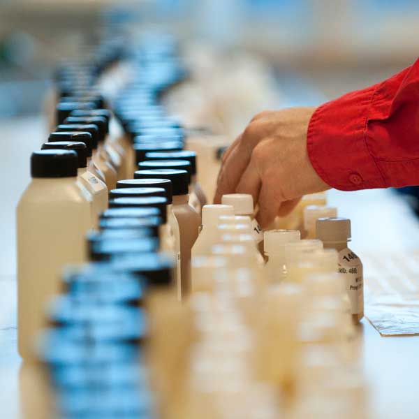 Vattenprover i Mark-vatten-miljöhusets vattenkemiska labb vid SLU i Uppsala. Foto: Mark Harris.