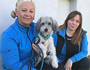 Bild på Sara Karlberg, Svenska Terapihundskolan, hunden Kompis och Johanna Rosendal, Finska Terapihundskolan. 