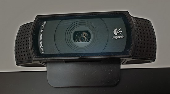 En kamera på datorn är effektiv kommunikation i coronatiider, foto.