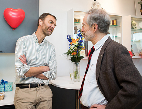 Erk Fahlbeck i samspråk med Kevin Bishop, foto.