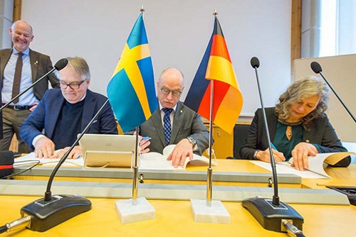 Företrädare för Lunds universitet, SLU och Max Planck Society skriver under avtalet.