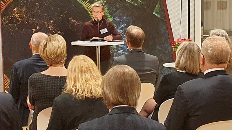 Prorektor Karin Holmgren talar vid invigningen av Högbergs hylla, foto.