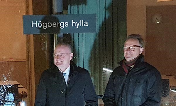 Peter Högberg och Rolf Brennefelt vid invigningen av Högbergs hylla, foto.