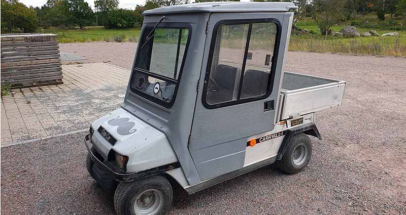 Golfbilen, som snabbt döptes till Lennart av de anställda, används till inomgårdstransporter under sommarhalvåret, foto.