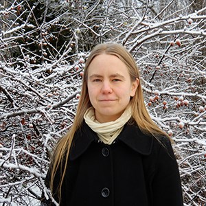 Porträttbild av Sonja Viljamaa in front of a snow covered bush