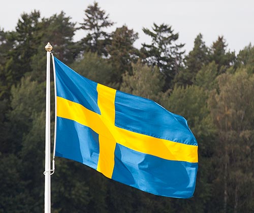 Svenska flaggan vajar i vinden, foto.