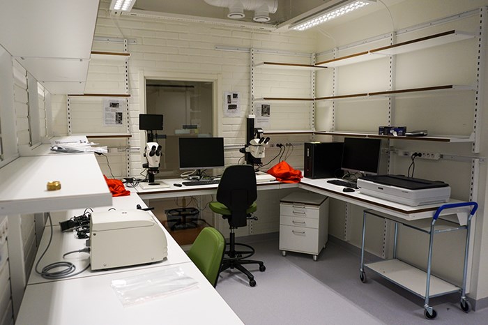 Fotostation med två stereomikroskop rakt fram och en skanner på högre sida
