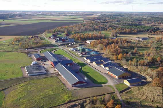 Lövsta lantbruksforskning från luften, foto.