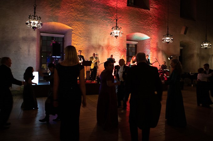 Bild av dansgolvet och scenen där bandet Soulpack underhåller vid installationsbanketten på Uppsala slott.