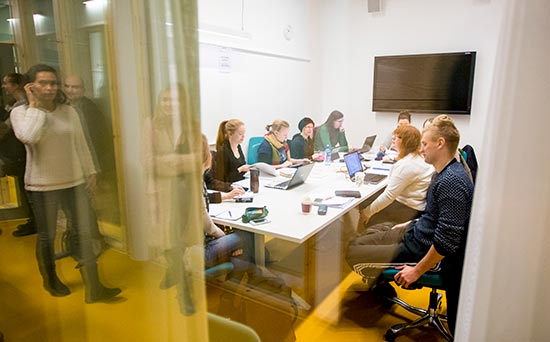 Studenter pluggar, foto.