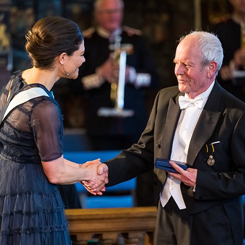 Foto på Tollin när han tar emot medaljen