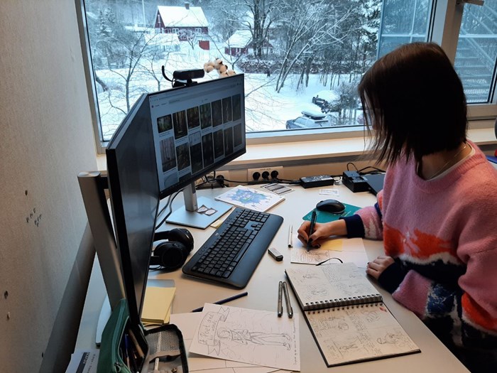 Olha Nahorna, a course participant from NMBU, Norway, is hand sketching a comic strip about ‘A Poet and his Wood’ as a part assignment for the SLU Ph.D. course 