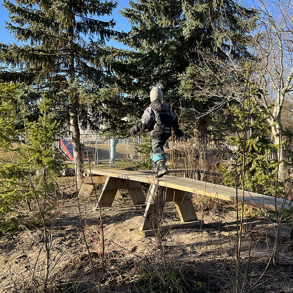 Foto på barn i lekplats