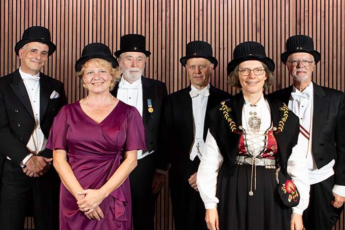 Group picture of the new honorary doctors of SLU, formally dressed and  in their new doctoral hats