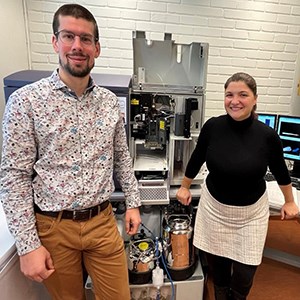 Vladimír Skalický and Ioanna Antoniadi stand in front of the cell sorting machine and look into the camera.
