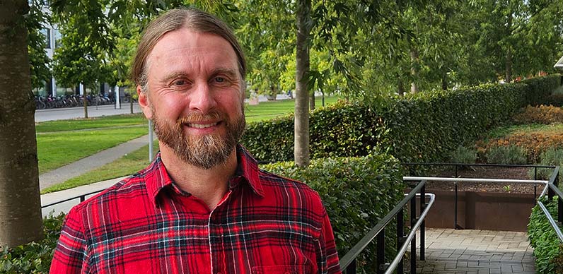 Vice dean Jens Olsson in a red checkered shirt, photo.