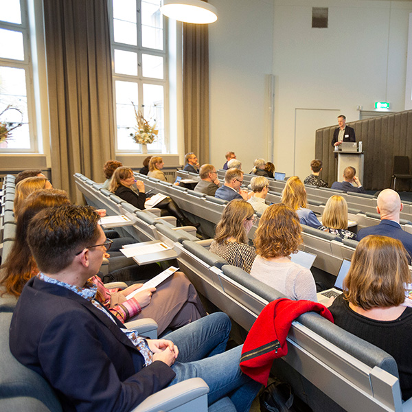 Personer i en hörsal lyssnar på ett föredrag. Foto.