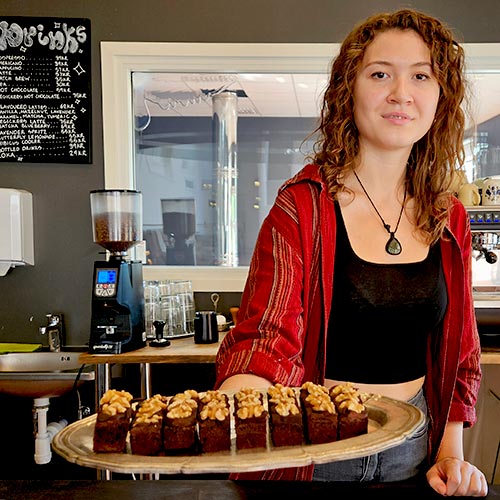 Sofia Johnson visar sina hemgjorda kakor, foto.