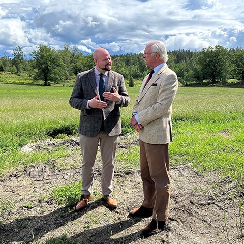 Foto på Kung Carl XVI Gustaf och landsbygdsminister Peter Kullgren.
