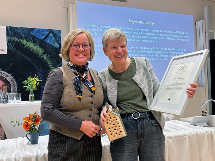 SLU’s Vice-Chancellor Annsofie Wahlström presents an award to Åsa Domeij.