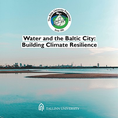 En affisch för "Water and the Baltic City: Building Climate Resilience", en konferens arrangerad av The Baltic University Programme och Tallinns universitet. Bilden visar en lugn kustlinje med en stadssilhuett i bakgrunden, blå himmel och reflekterande vatten.