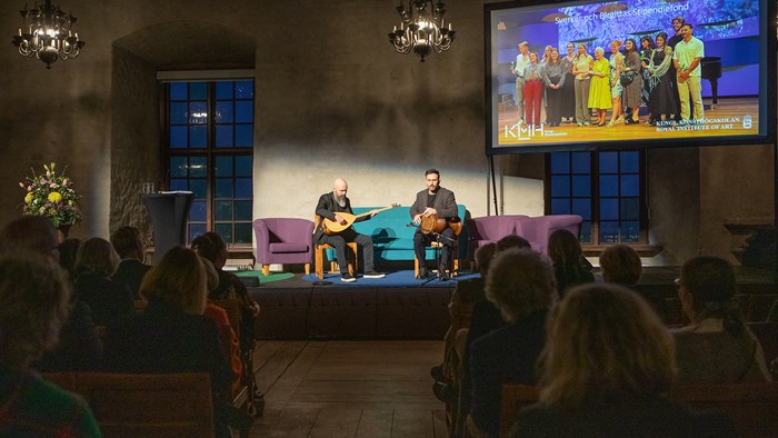 Två personer spelar instrument