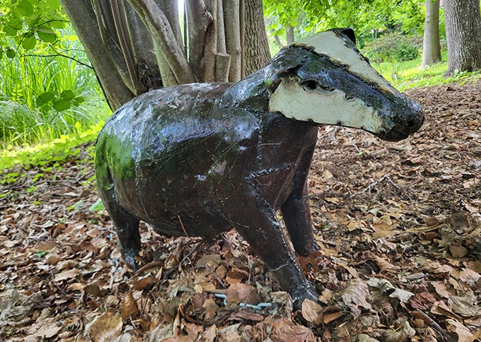 Metallskulpturer i utomhusmiljö. Foto.