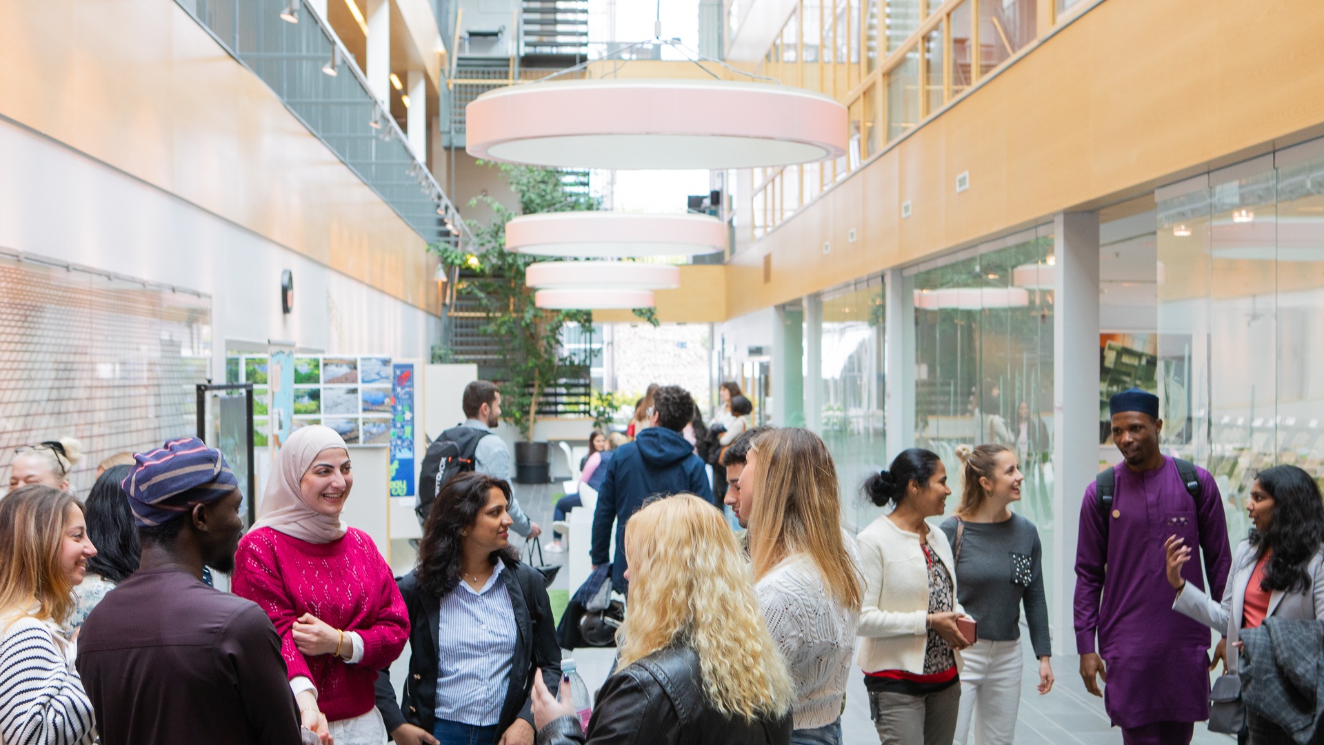 Studenter på campus