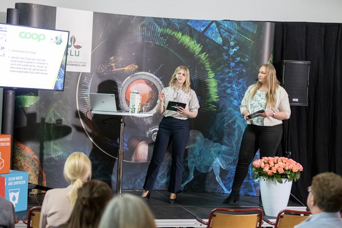 Caroline Malthed och Tuva Wrenfeldt presenterar på Thesis Day. Foto: Johan Wahlgren