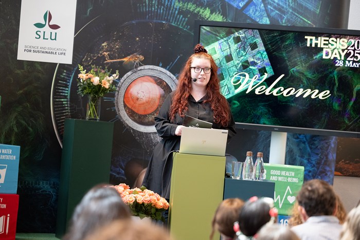 Female moderator on stage. Photo Johan Wahlgren