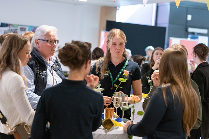 People mingling at Thesis Day. Photo Johan Wahlgren