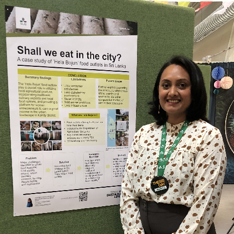 Anjali vid sin poster Thesis Day 2024 i Alnarp. Foto Annica Hultfeldt