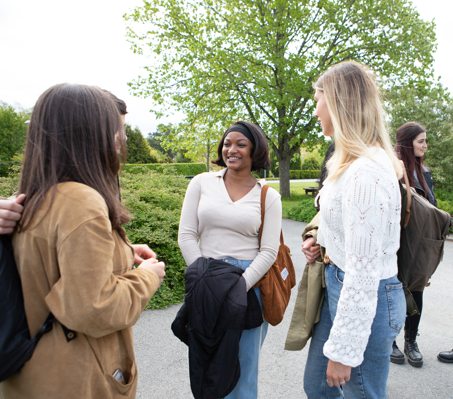 Studenter som samtalar utomhus